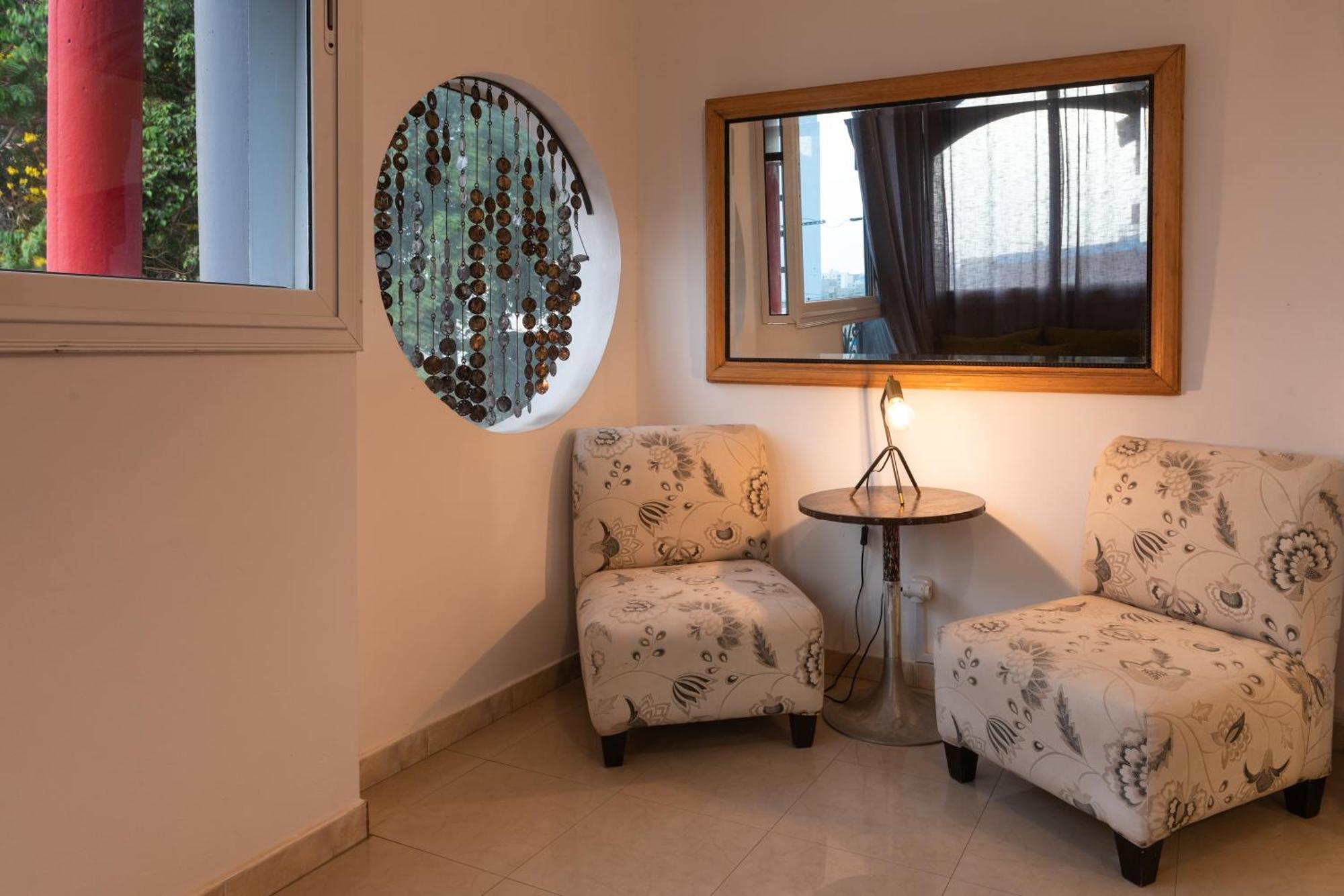 Loman Art Guest house *